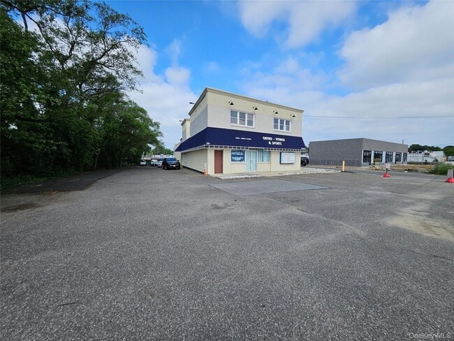Building Photo - 355 Hicksville Rd