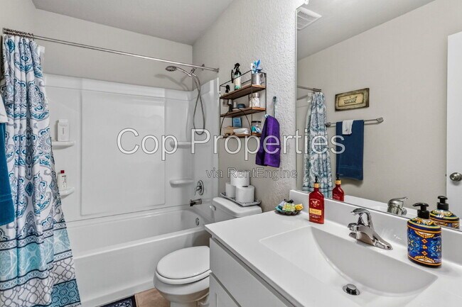 Building Photo - 2425 Ayers Dr