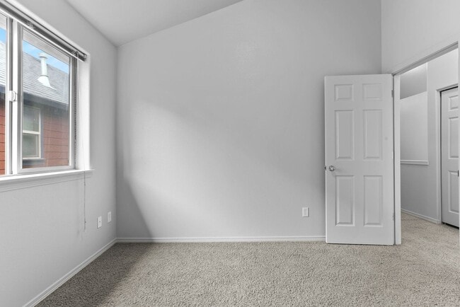 Building Photo - Available NOW Hillsboro End Unit Townhome Minutes to Intel Jones Farm, Costco, Parks 1 Small Pet OK