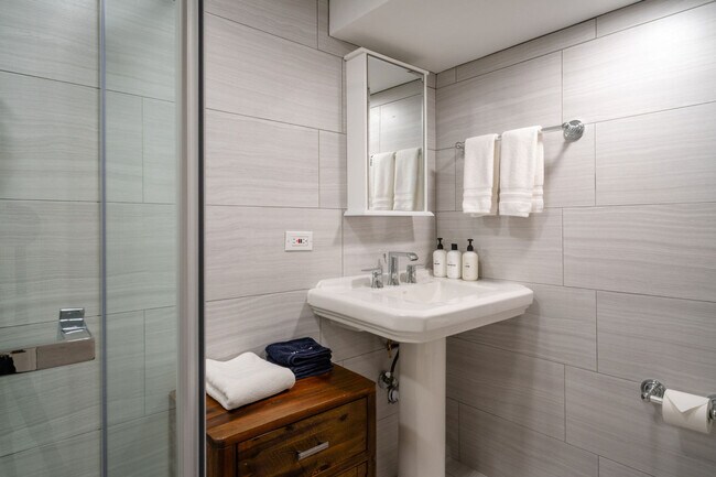 Building Photo - 525 Circle Dr