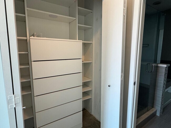 Building Photo - 313 NE 2nd St