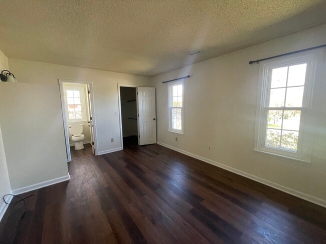 Building Photo - Recently Renovated!!Beautiful 3BR home.