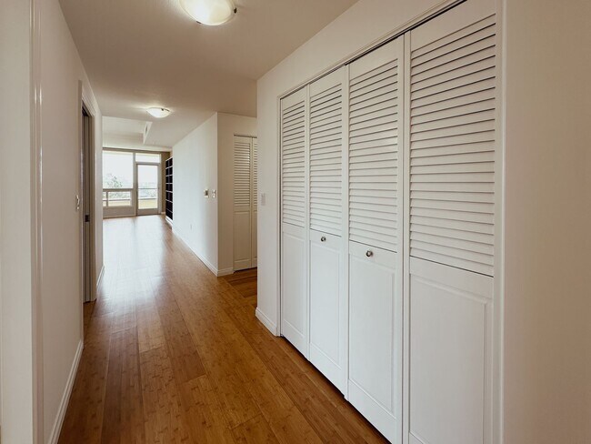 Building Photo - Modern 2 Bed, 2 Bath Condo in the Heart of the Marina District