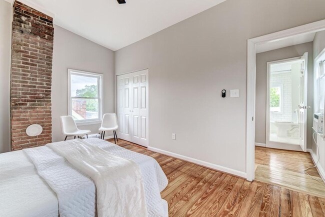 Building Photo - 2 Level Condo with parking, close to metro, utilities included!