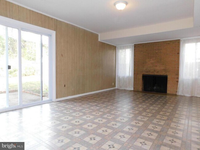 Building Photo - 6421 Earlham Dr