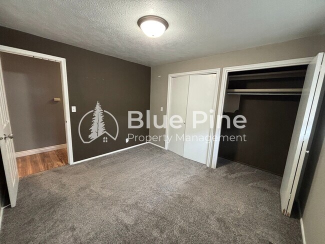 Building Photo - 320 W 1st S