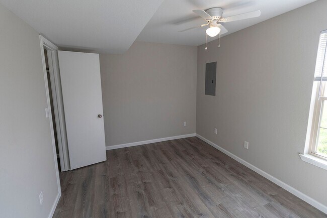 Building Photo - 5305-5307 Currituck Ln