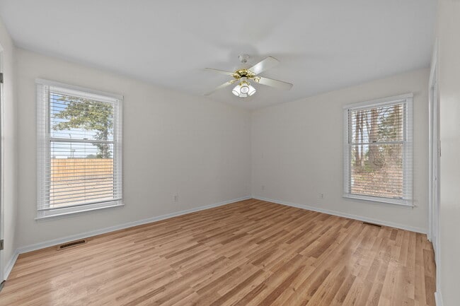 Building Photo - 340 Circle Dr