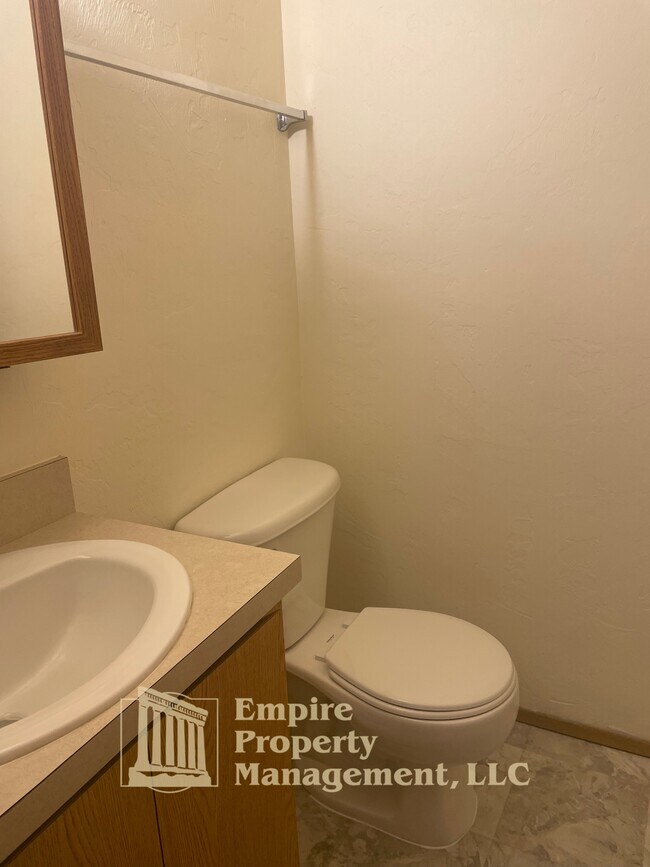 Building Photo - 355 Maple St