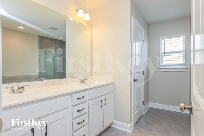 Building Photo - 97 Roterham Dr