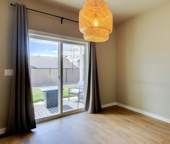 Building Photo - 5587 W Song Sparrow St