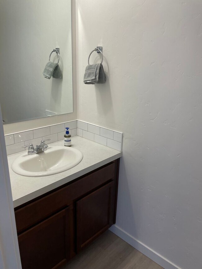 Building Photo - Available Now- Beautiful Nampa Townhome