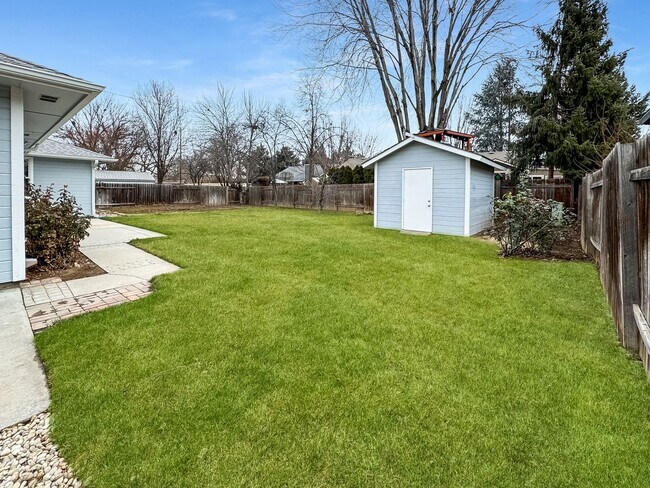 Building Photo - Spacious 3-Bedroom Home with 3-Car Garage, Fenced Yard & Easy Commute to Downtown Boise & BSU