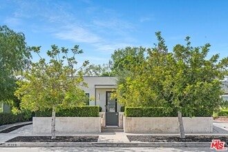 Building Photo - 429 N Lucerne Blvd