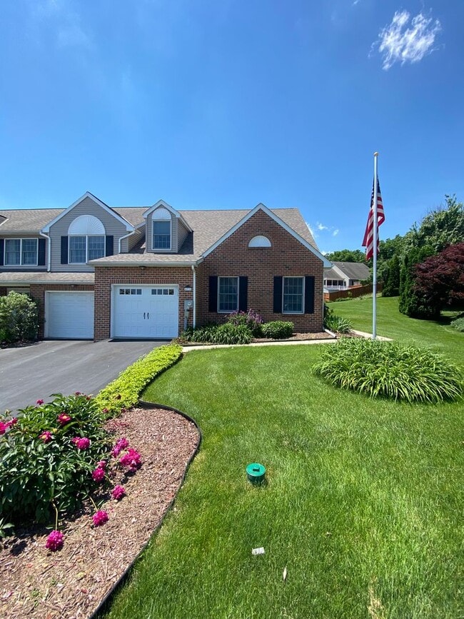 Building Photo - Beautiful 3 BR End Unit Townhouse in Summit Hills!