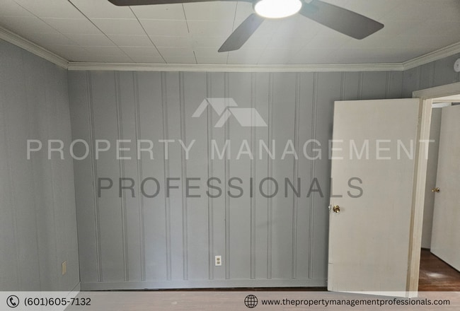 Building Photo - 2871 Fairhill Dr