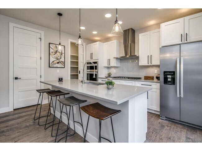 Building Photo - ONE MONTH FREE - Modern 3BR Townhome in Denver