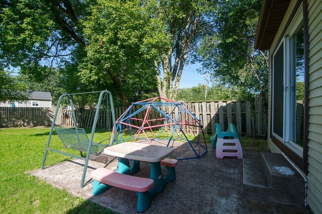 Building Photo - 2420 N Circle Dr