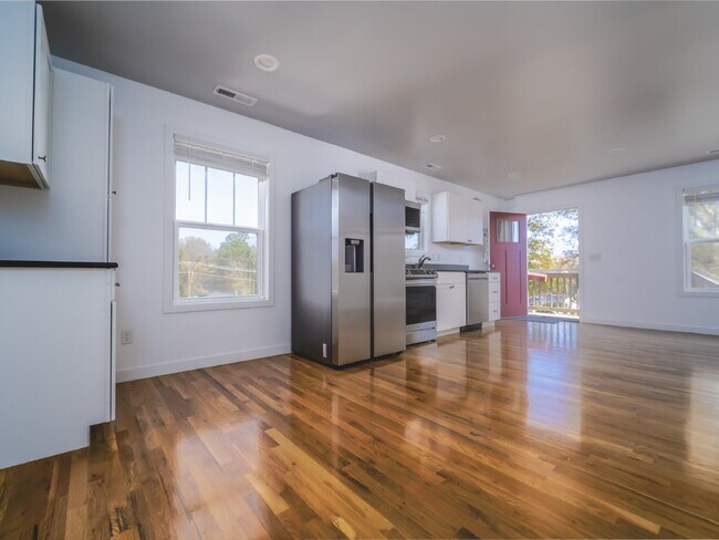 Building Photo - Unique Live/Work Opportunity With Large Fenced Yard Plus Outdoor Storage