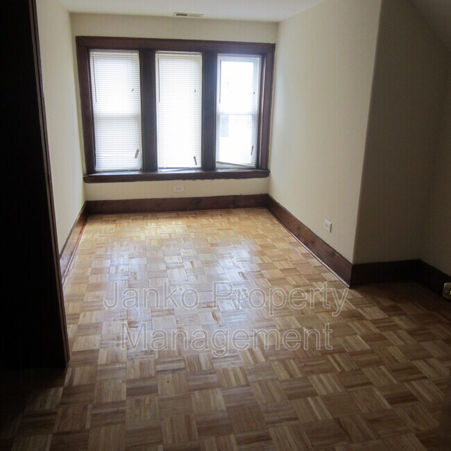 Building Photo - 2855 E 82nd St