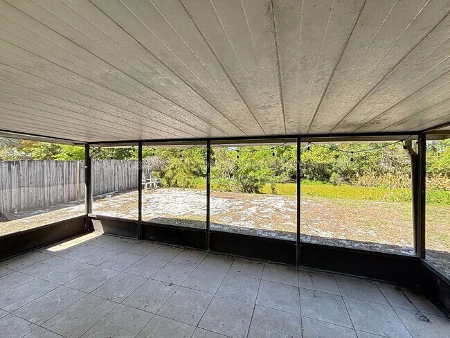 Building Photo - 10597 101st Ave