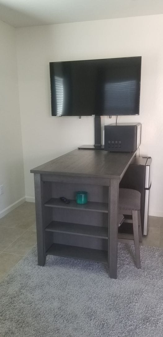 Building Photo - Beautiful Private In-Law Suite – Move-In R...