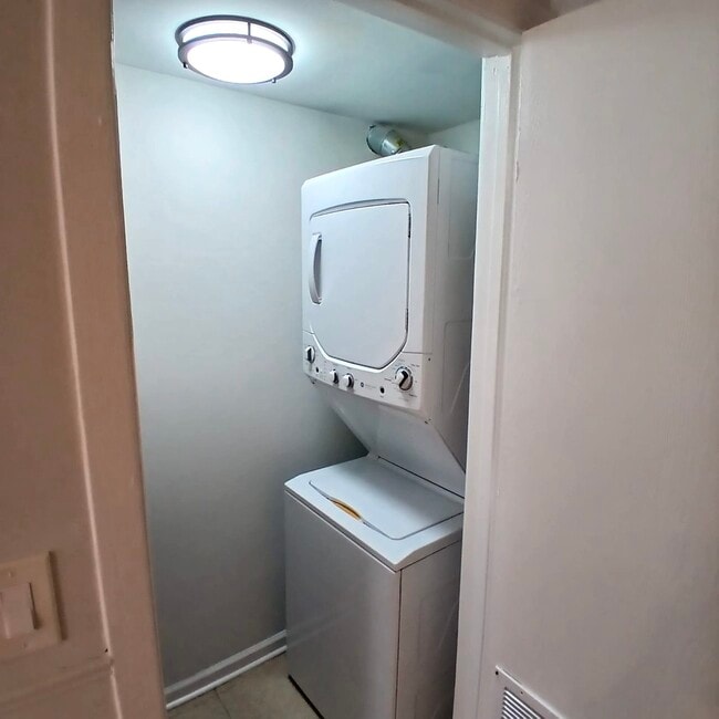 Building Photo - 4642 N Francisco Ave