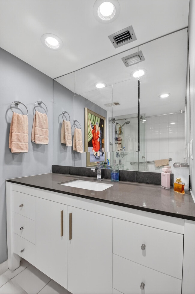 Building Photo - 7754 Lakeside Blvd