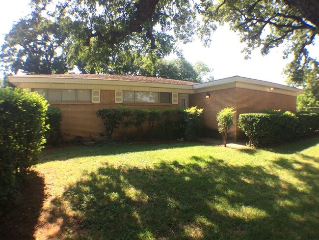 Building Photo - Charismatic 3 Bed 2 Bath Home!