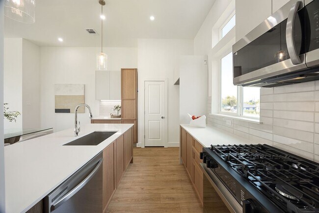 Building Photo - 1713 Mary St