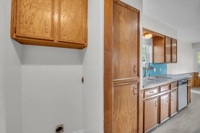 Building Photo - AVAILABLE NOW! (SECTION 8 ACCEPTED)