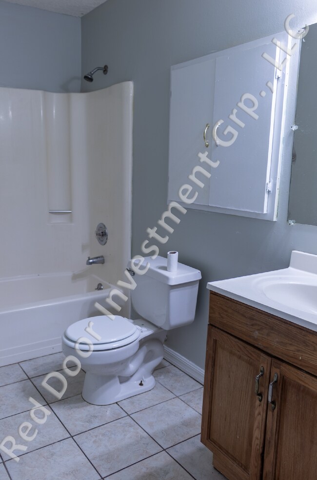 Building Photo - Spacious 3/1 Duplex with Laundry Room