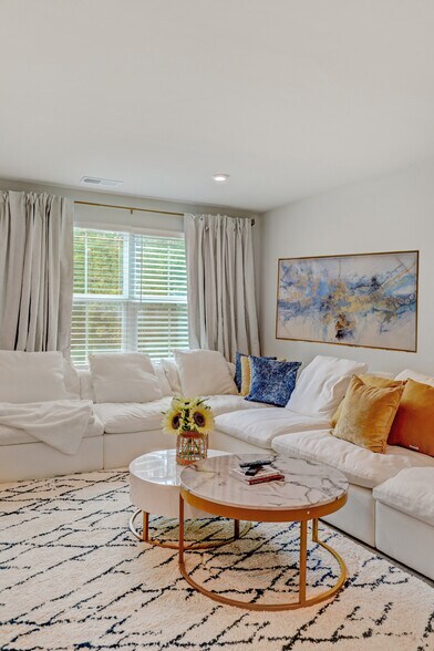 Building Photo - 1001 Cyprus Ct