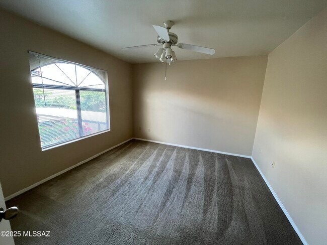 Building Photo - 5751 N Kolb Rd
