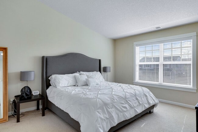 Building Photo - Lovely 4 bedroom home with neighborhood pool
