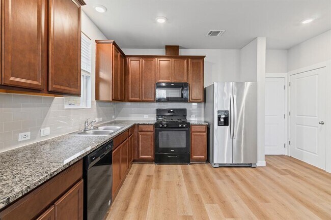 Building Photo - 7116 Silver Star Ln