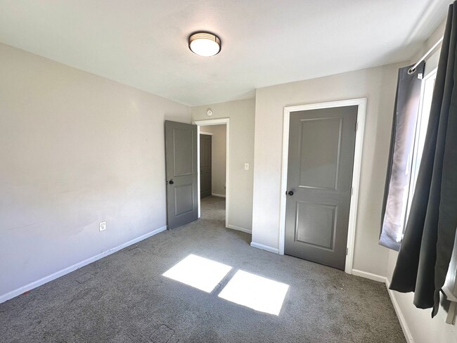 Building Photo - Updated 3 Bedroom, 1 Bath Home on a Quiet ...