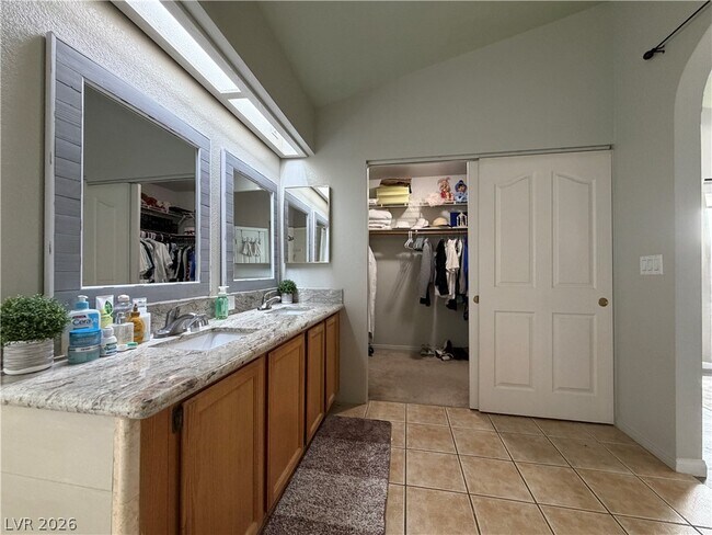 Building Photo - 2724 Monrovia Dr