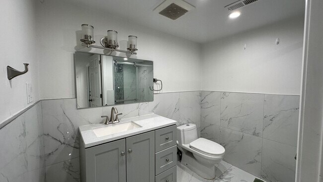Building Photo - 6207 N Talman Ave