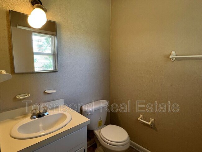 Building Photo - 5675 Livingston Dr