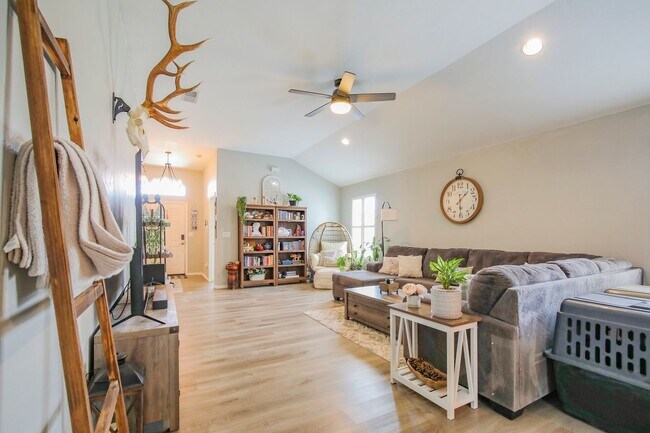 Building Photo - Well Maintained 4 Bedroom 2 Bath Home with...