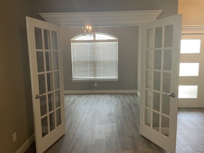 Building Photo - 1800 Sunrise Cir