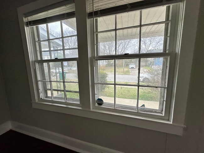 Building Photo - Duplex Townhouse with Huge Yard! Pet Friendly! Close to the Lake!