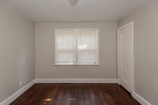 Building Photo - 320 Henquin Dr