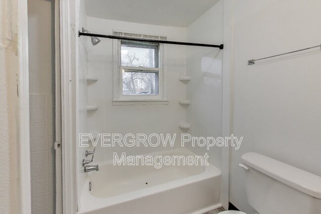 Building Photo - 2219 Hovey St