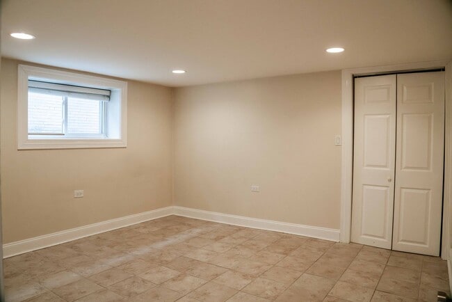 Building Photo - Gorgeous 5 Bedroom / 4 Full Bath Home along Chicago River