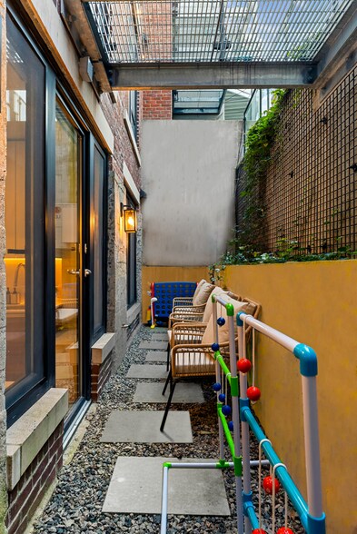 Building Photo - 1566 Beacon St