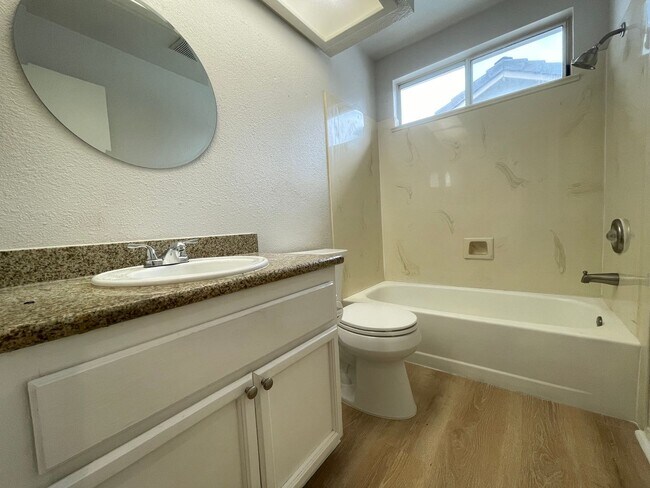 Building Photo - Beautiful 3 Bed 2.5 Bath Home with SOLAR i...