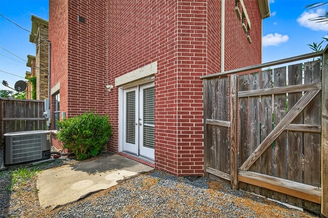 Building Photo - 2705 Rutland St