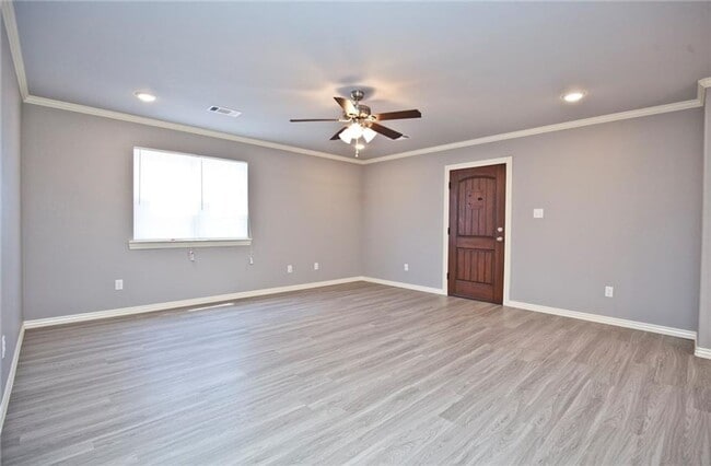 Building Photo - 4 Bed 4.5 Bath Townhouse just mins away from the University!